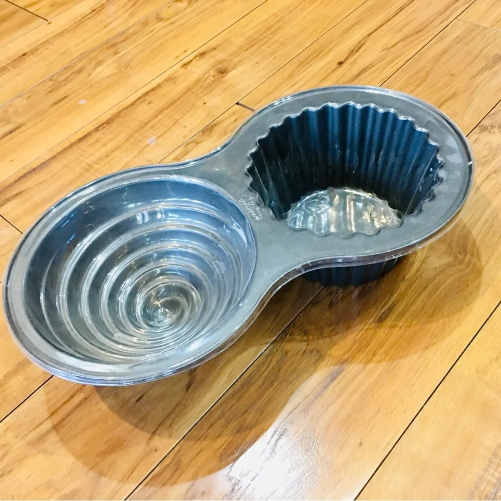 WILTON giant cupcake pan baking bakery birthday party